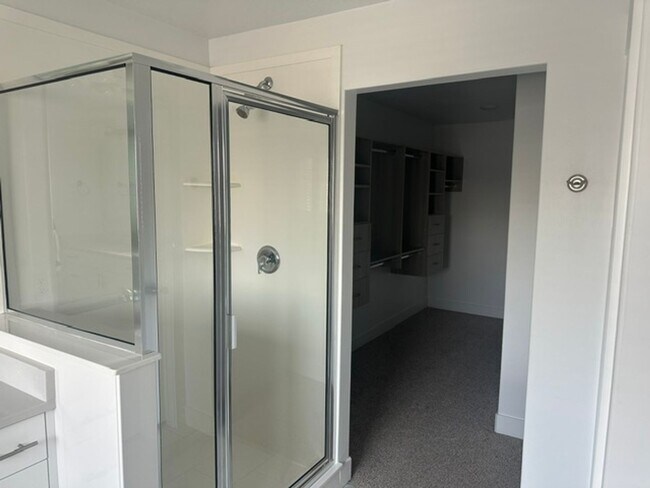 Building Photo - Beautiful town home for rent.