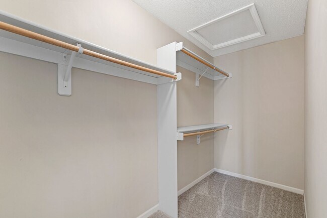 Building Photo - {13862} Spacious townhome in Prime Location + Maintenance Provided Community + Neighborhood Pool ...