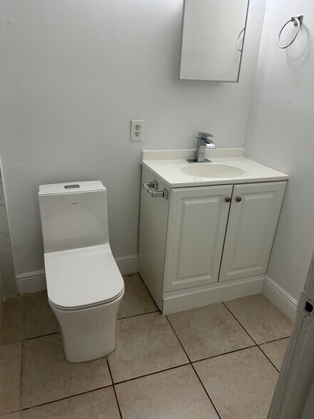 Building Photo - 5725 NW 27th Ct