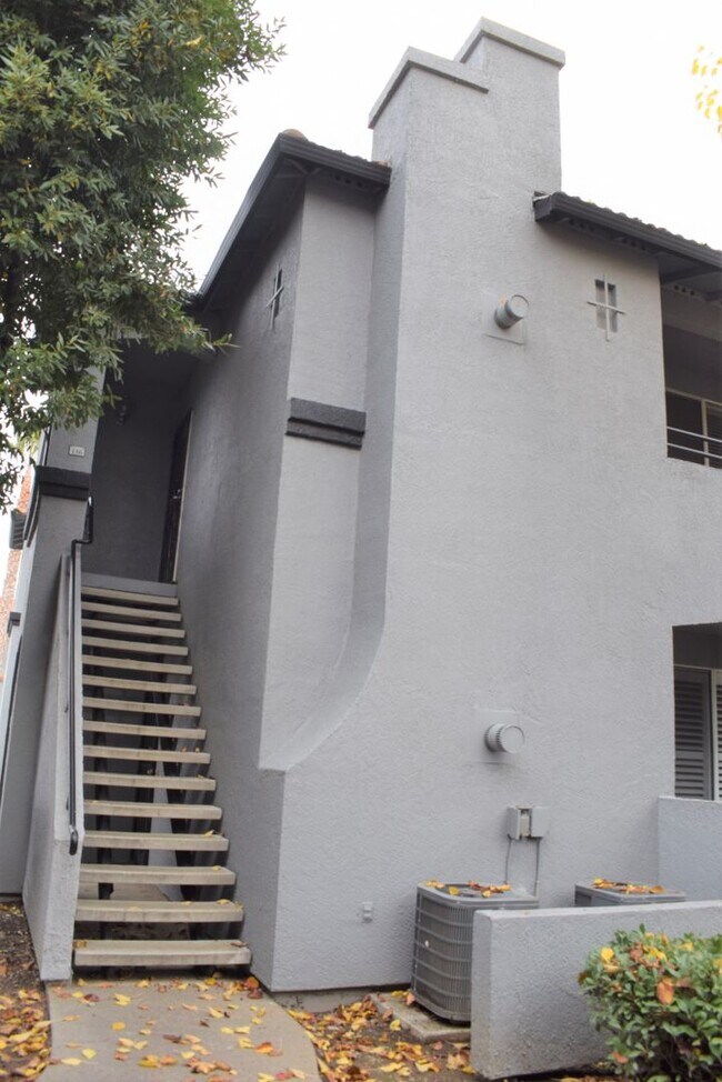 Building Photo - 5201 Laguna Oaks Dr