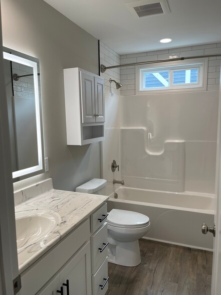 Tub/shower combo, opening transom window, curved shower rod - 2225 Kenwood Blvd SE