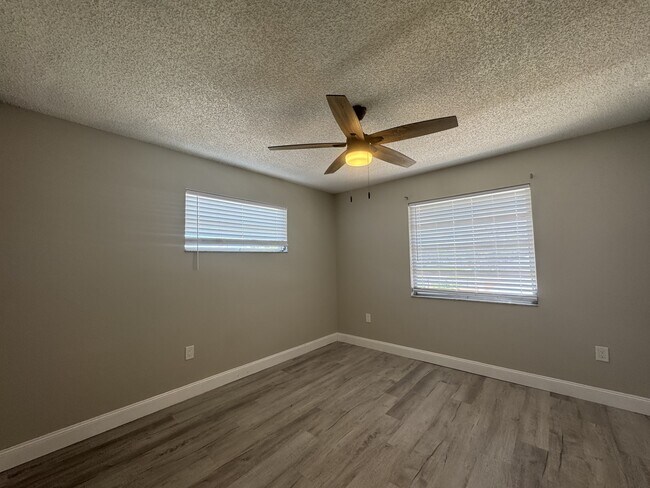 Building Photo - 302 Parkside Dr