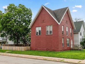 Building Photo - 2 bedroom in proximity to UWEC and downtown - 9 Month Lease!