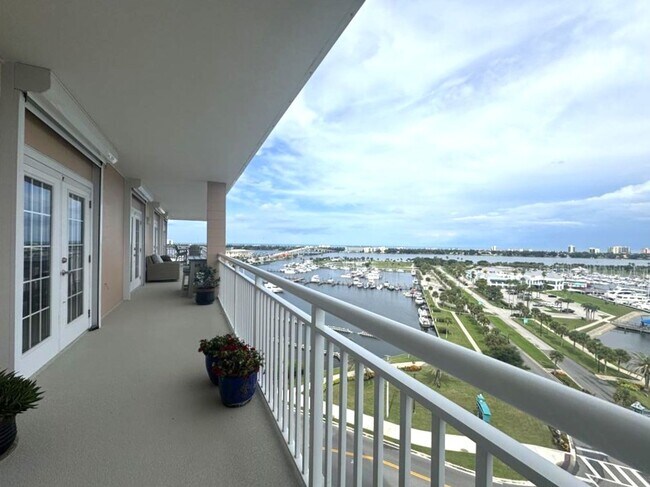 Building Photo - Stunning Penthouse with Amazing Views!