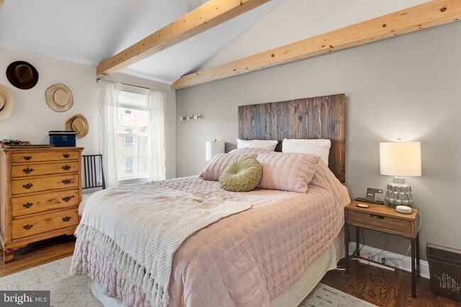 Building Photo - 239 E Thompson St