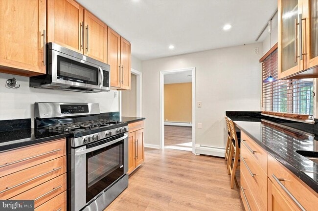 Building Photo - 840 Delmont Dr