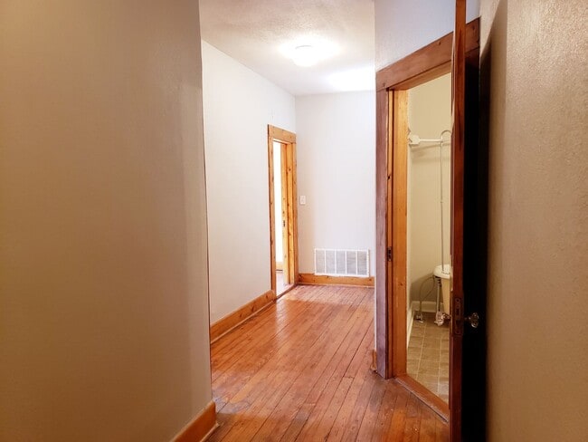 Building Photo - 2 Bedroom, 1 Bath Apartment in Munger Plac...