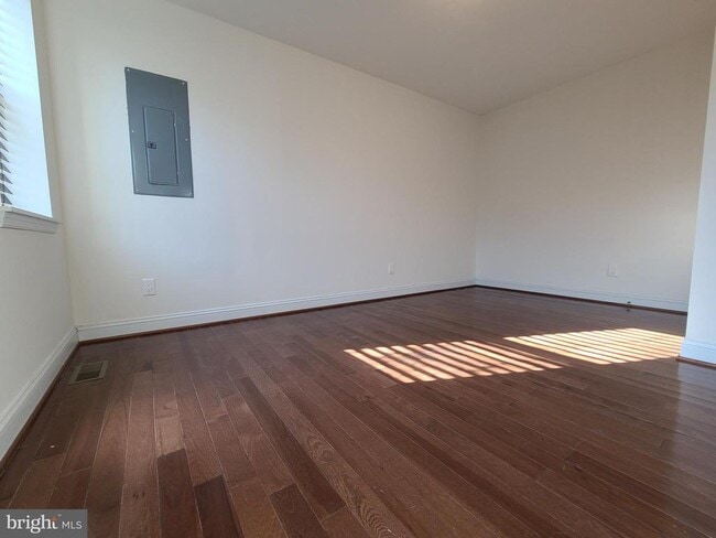 Building Photo - 250 S Washington St