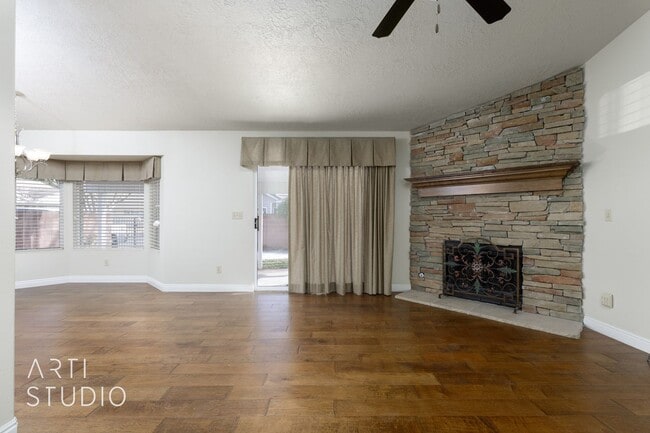 Building Photo - 4 Bedroom 2.5 Bath Home in Creekside Village