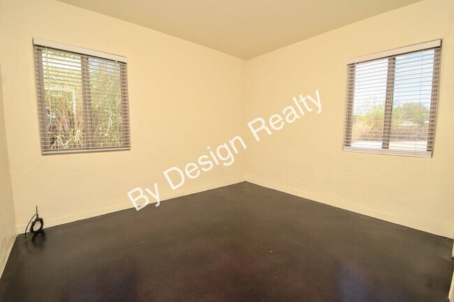 Building Photo - Midtown 2 Bed 1 Bath Home on Huge Lot