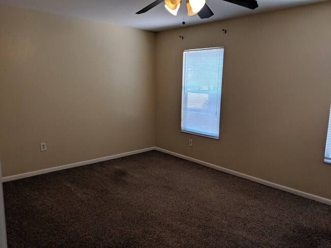 Building Photo - 4-bedroom, 2-bath home on University Ave next to UF