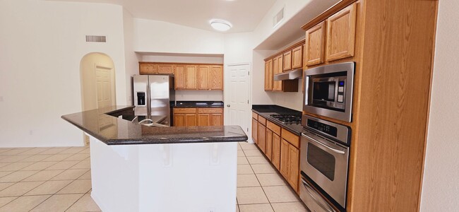 Building Photo - Stunning 4 bedroom, 2.5 bath home in West ...