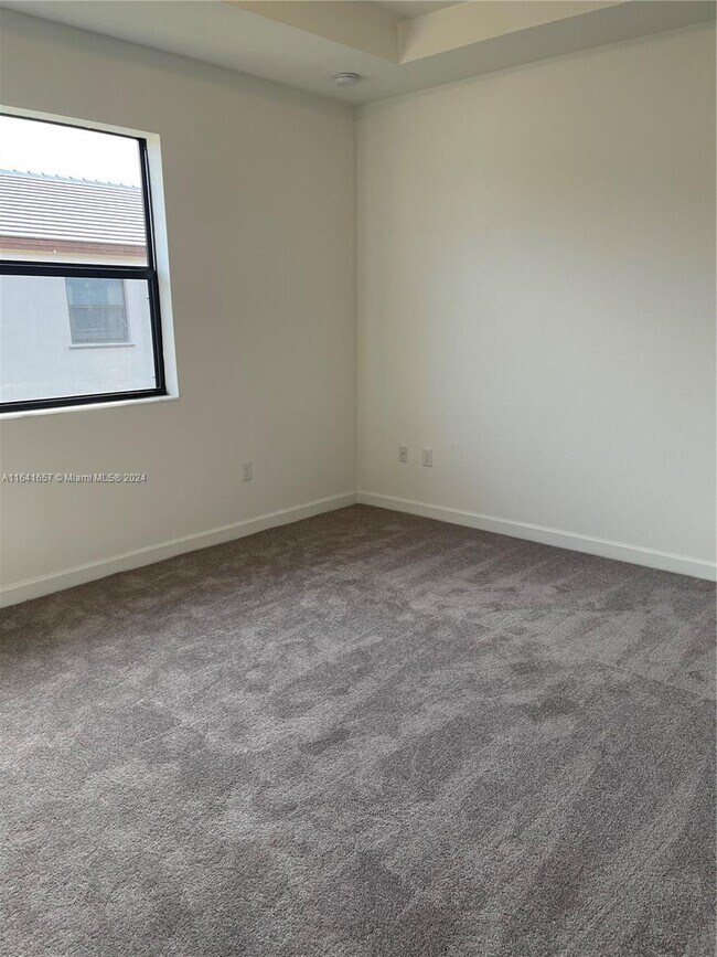 Building Photo - 21447 NE 2nd Pl