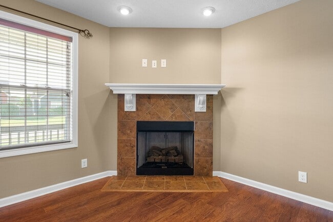 Building Photo - Large, Nice home close to Fort Campbell and Shopping