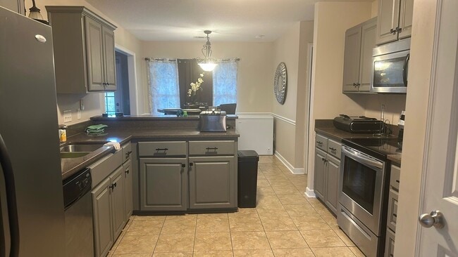 Building Photo - MOVE IN SPECIAL $500.00 OFF FIRST MONTHS R...