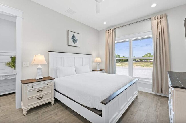 Building Photo - 322 E Lakeshore Dr