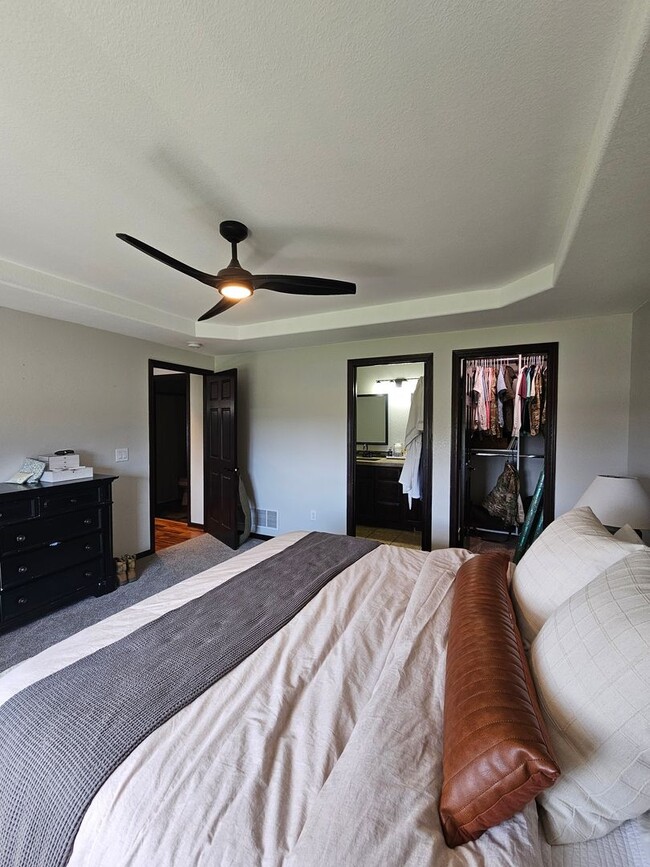 Building Photo - 4 BED | 3 BATH | SPLIT-FOYER HOME | DOUBLE...