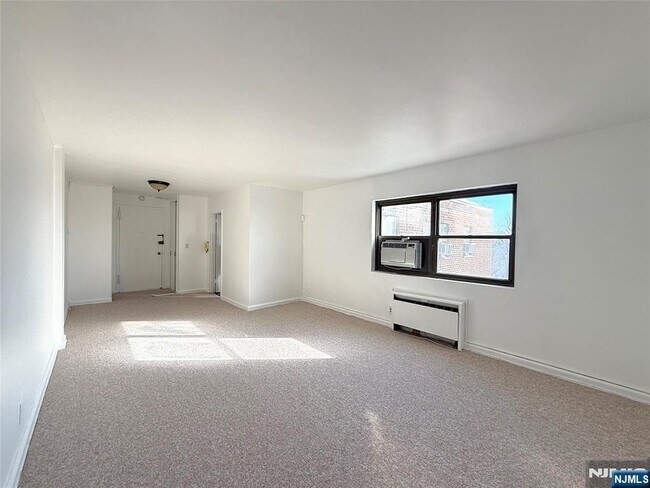 Building Photo - 3031 Edwin Ave