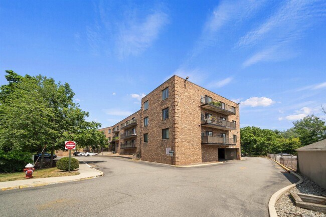 Building Photo - 99 Teaneck Rd