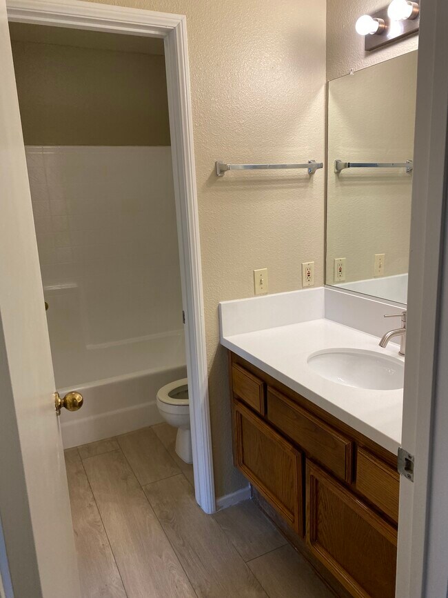 Main bathroom w/shower - 8167 Vineyard Ave