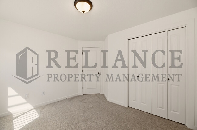 Building Photo - 5247 N Pinecrest Ct