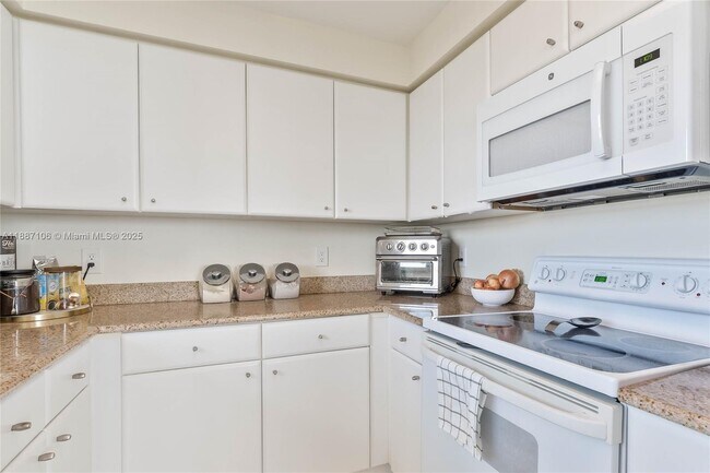 Building Photo - 2475 Brickell Ave