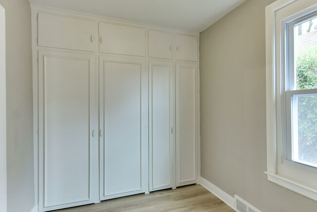 Building Photo - 830 S 50th St