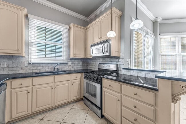 Building Photo - 2612 S Everest Ave