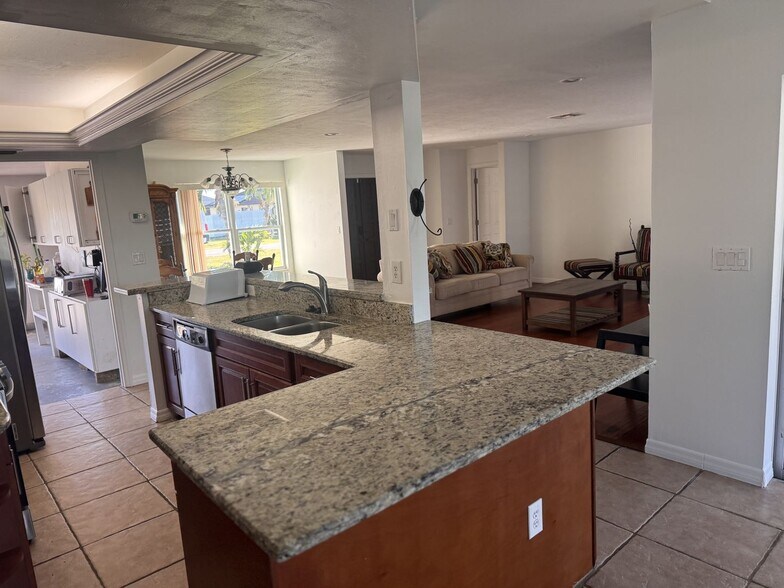 Building Photo - Beautiful 3 Bedroom Priced to Rent