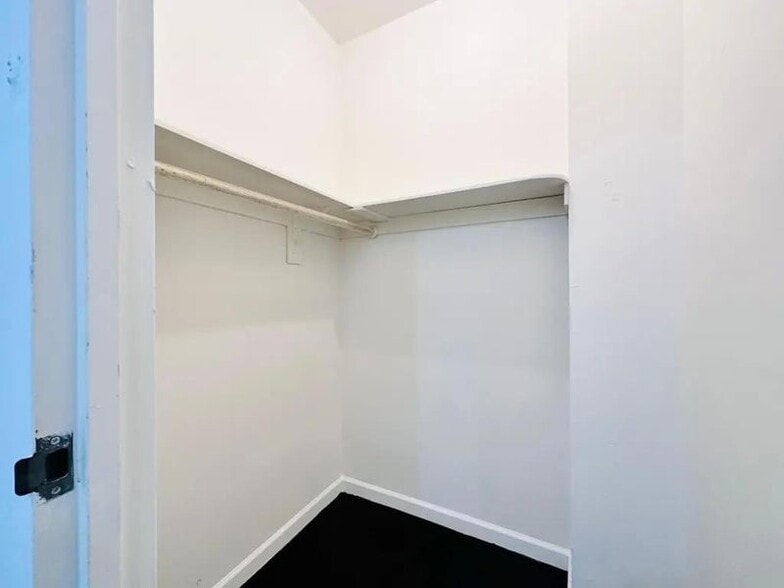 Building Photo - Furnished room/NOT APARTMENT