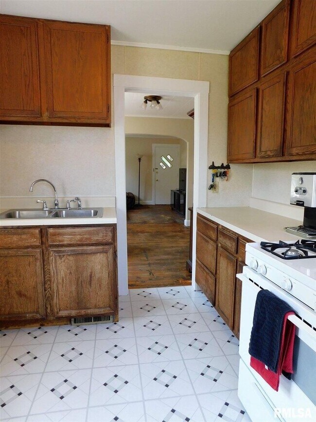 Building Photo - 2 bedroom single family home with one car ...