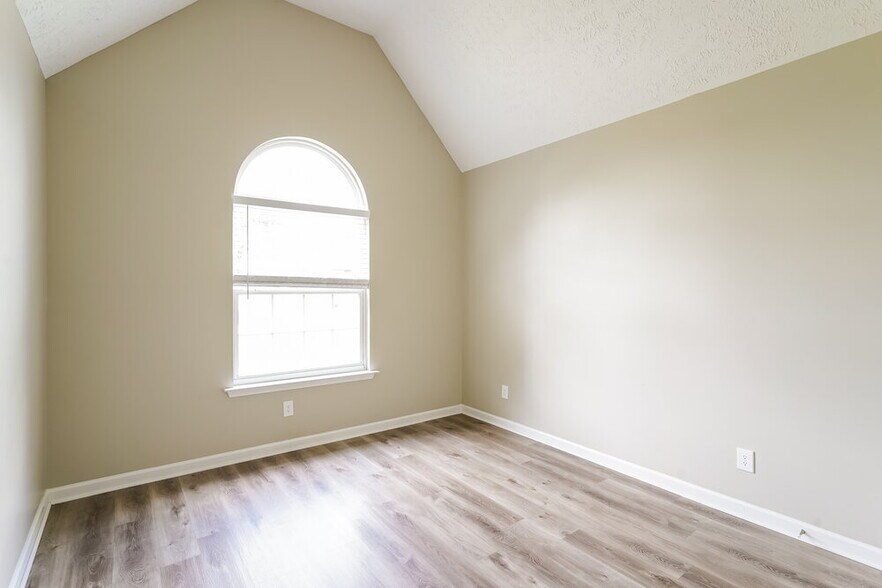Building Photo - 1902 Champlain Dr