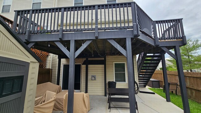 Building Photo - DON'T MISS THIS STUNNER!  3 Bedroom End Unit Townhome in Quiet Location!