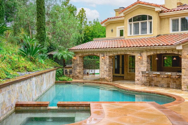 Building Photo - Elegant 5BR Furnished Estate with Pool & G...