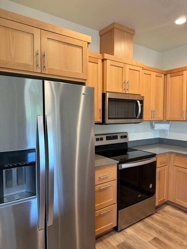 Building Photo - Newer 3 bedroom, 2.5 bath duplex in desirable neighborhood!