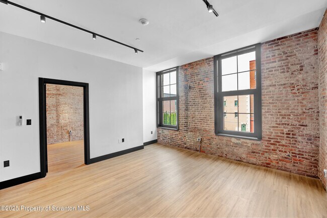 Building Photo - 117.5 Penn Ave
