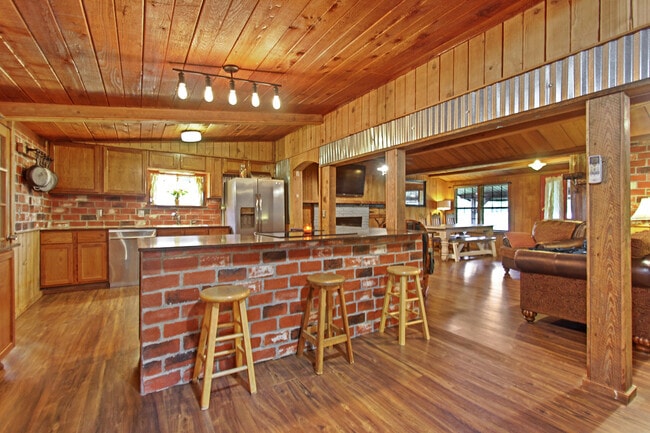 Building Photo - 10827 LA-28