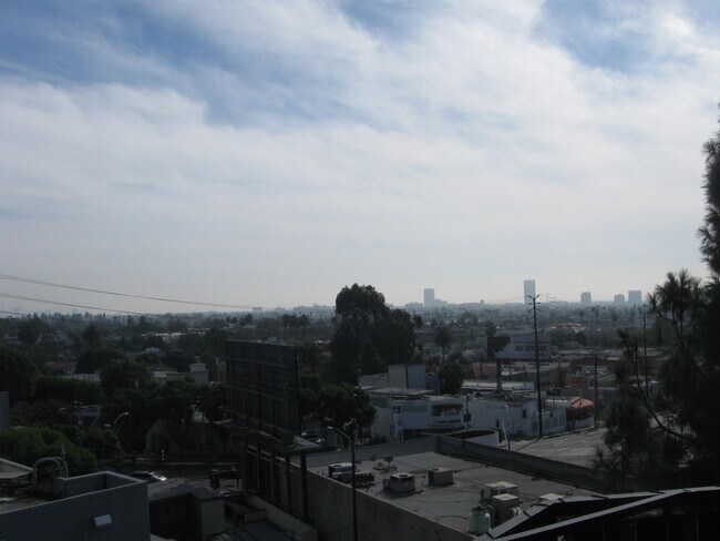 Building Photo - 8530 Holloway Dr