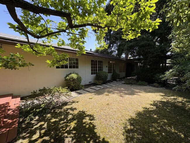 Building Photo - Stunning 4-Bedroom Home with Pool, Solar P...