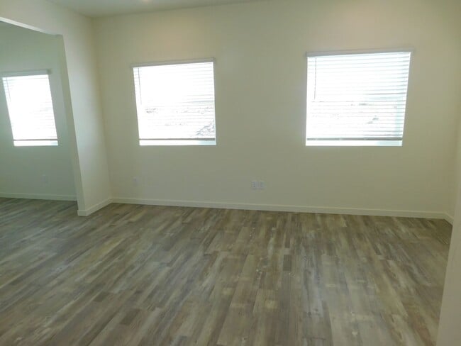 Building Photo - WALKING DISTANCE TO COMMUNITY