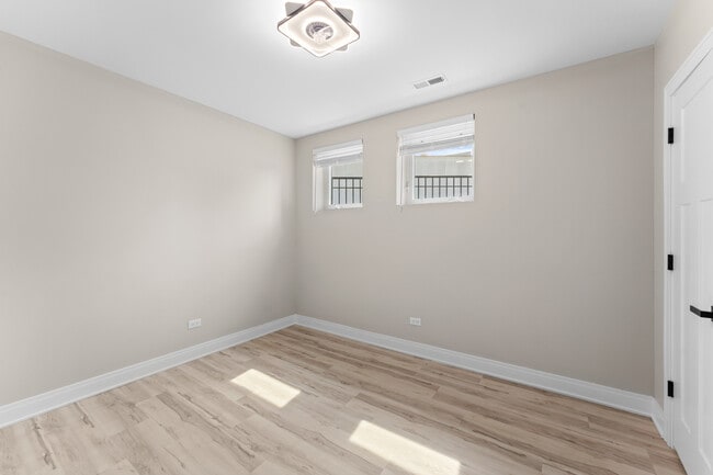 Building Photo - 7428 N Rogers Ave