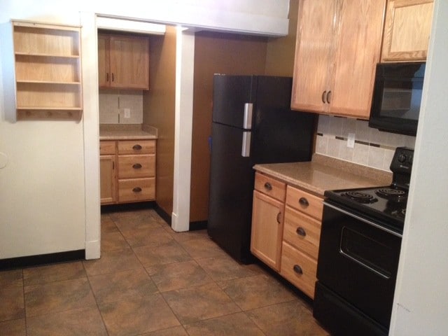 Kitchen - 3733 California Ave