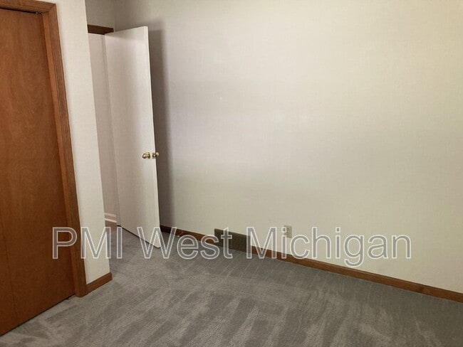 Building Photo - 2703 Woodmeadow Dr SE