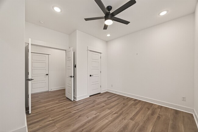 Building Photo - 1406 Mansfield St