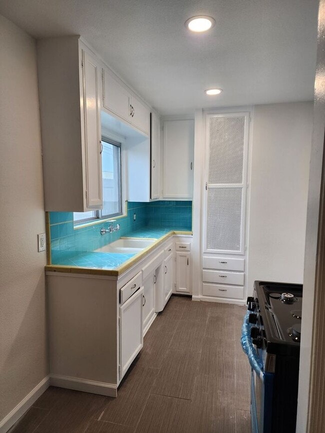 Building Photo - La Mesa Village Jr. One Bedroom-NICE SPACE