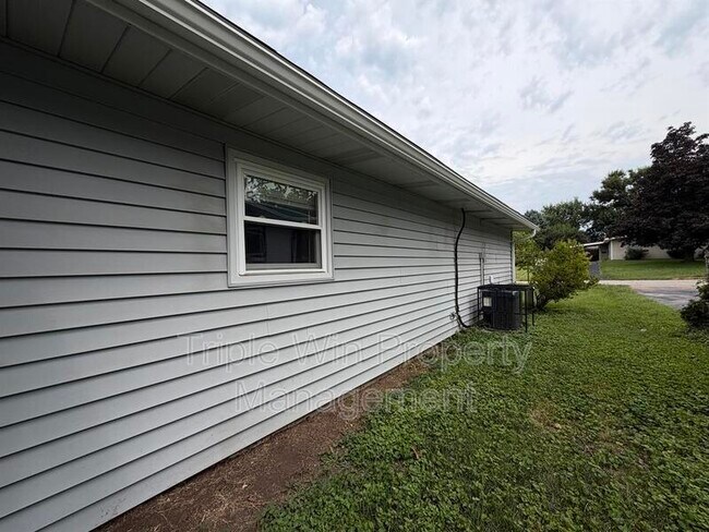 Building Photo - 810 St Anthony Ln