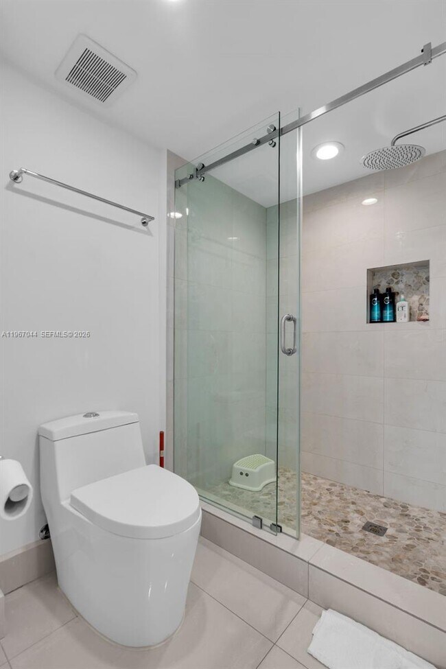 Building Photo - 1155 Brickell Bay Dr