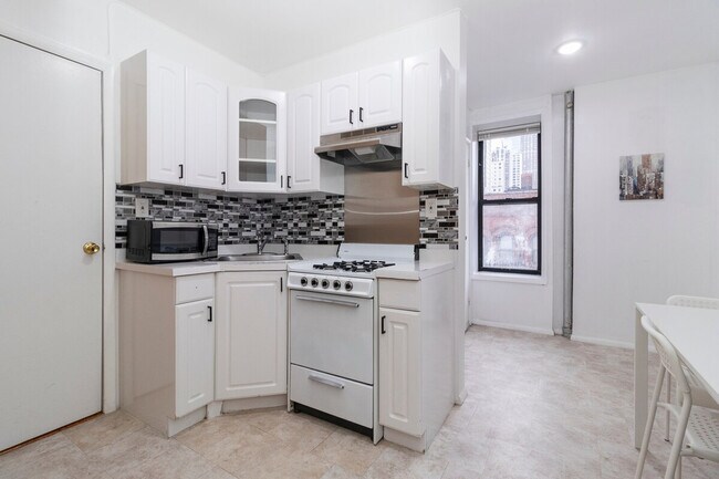 Building Photo - 345 E 94th St