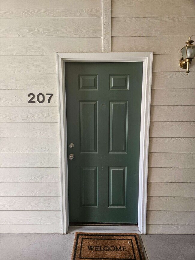 Building Photo - 2 Bed 1.5 Bath 2nd Floor Condo, 1-Car Garage