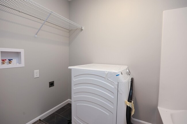 Building Photo - 231 Putnam Hill Rd